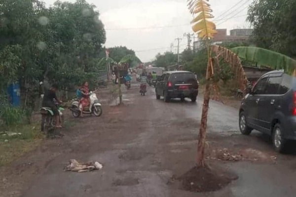 Jalan Penghubung Pinrang dan Sidrap Rusak Parah
