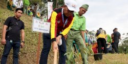 Buat Kebun APEKSI, Wali Kota Makassar Tanam Pohon Durian di Padang