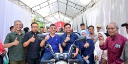 Ridwan Andi Wittiri Serahkan Bantuan Motor Pengangkut Sampah untuk 10 Kelurahan di Makassar