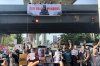 Spanduk ‘Kami Muak Prabowo’ Membentang di Flyover Makassar, Jurnalis dan OMS Bersikap