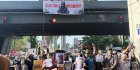 Spanduk ‘Kami Muak Prabowo’ Membentang di Flyover Makassar, Jurnalis dan OMS Bersikap