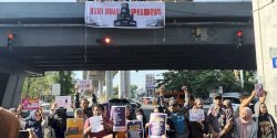 Spanduk ‘Kami Muak Prabowo’ Membentang di Flyover Makassar, Jurnalis dan OMS Bersikap