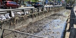 Tindaklanjuti Aduan Lontara Plus, Satgas Drainase PU Makassar Normalisasi Saluran Kanal