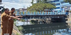 Kanal Dipenuhi Sampah, Kecamatan Tamalate dan Mariso Turun Tangan Bersihkan