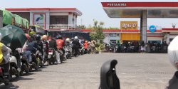 Urai Antrean Panjang, Pengisian BBM di Sulsel Pakai Aturan Pelat Ganjil Genap